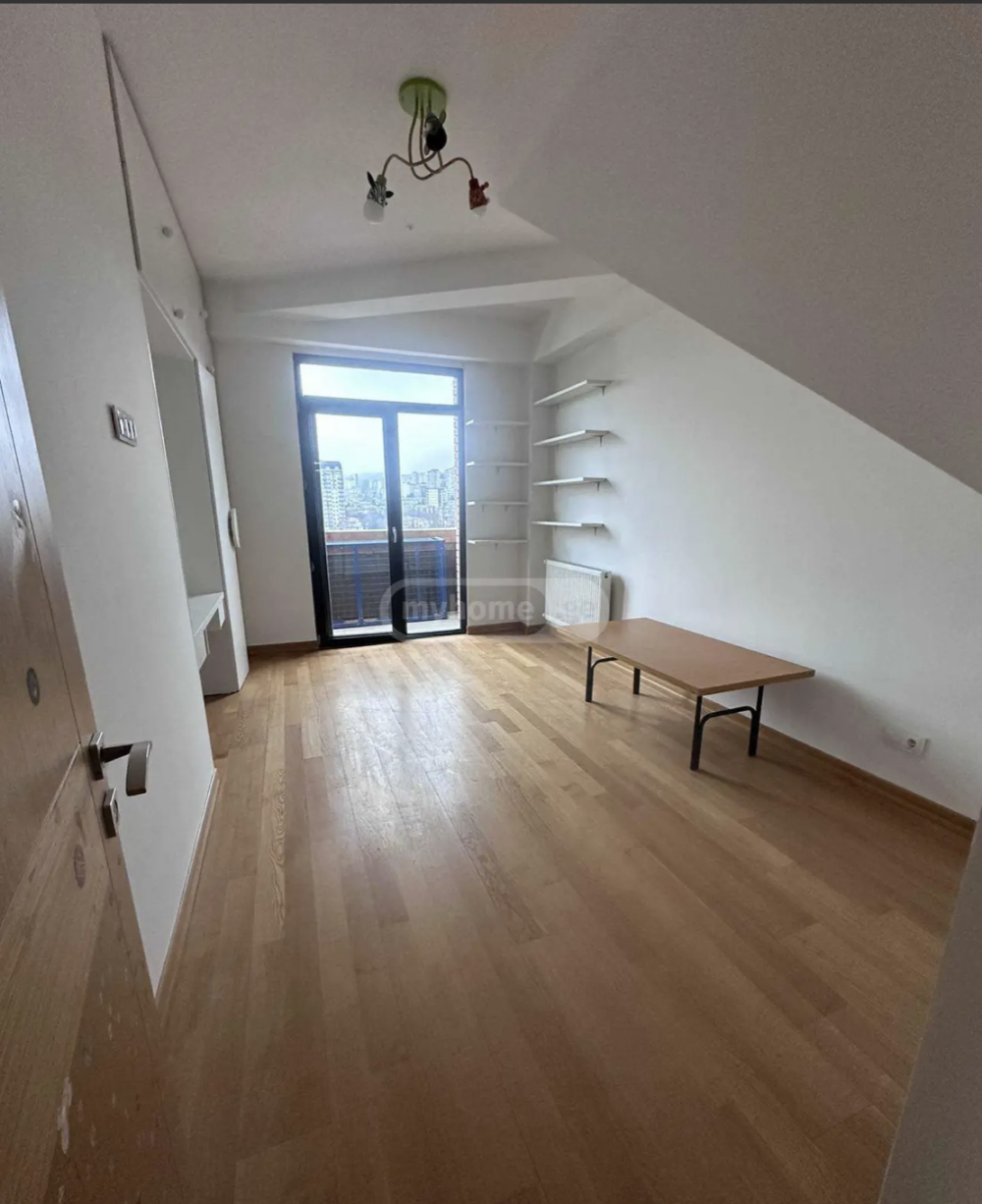 ქირავდება 5 ოთახიანი ბინა საბურთალოზე